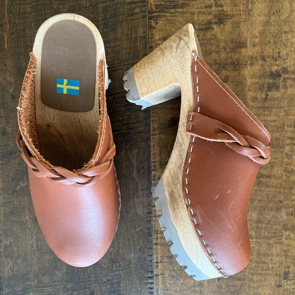 Bjork Shoes - Bjork Swedish Comfort tan leather clogs with braid detail and wooden heels sz 36